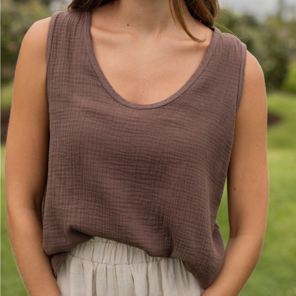 Women's Sleeveless Scoop Neck Tank Top - Brown